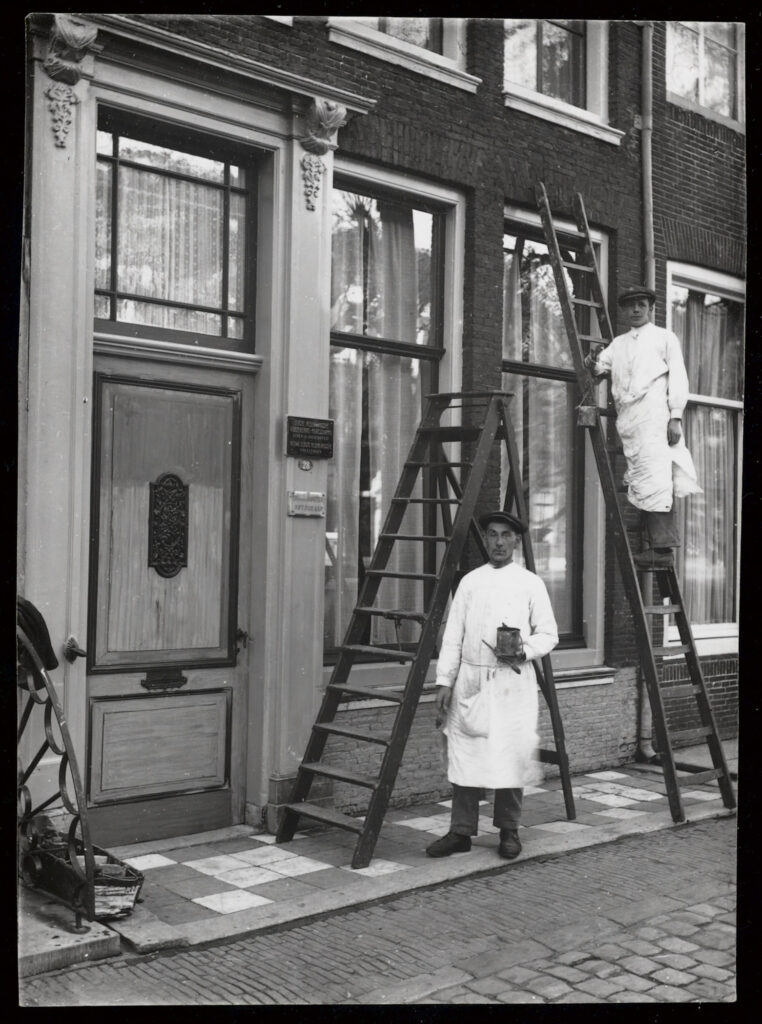 Foto huis en schilders, door T.W. van den Houten (Schoonhoven)